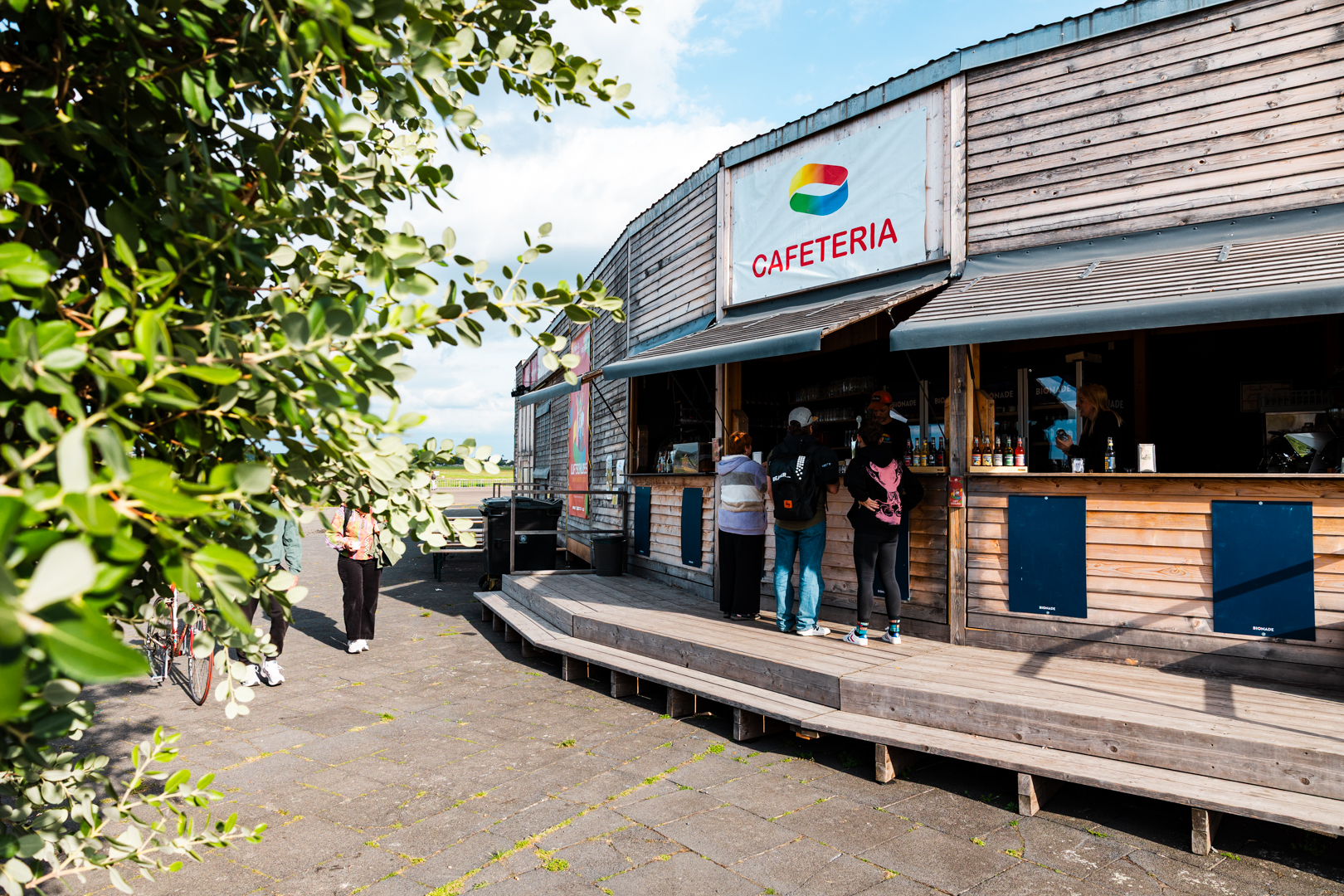 GESUCHT: MITARBEITER*INNEN IM SERVICE