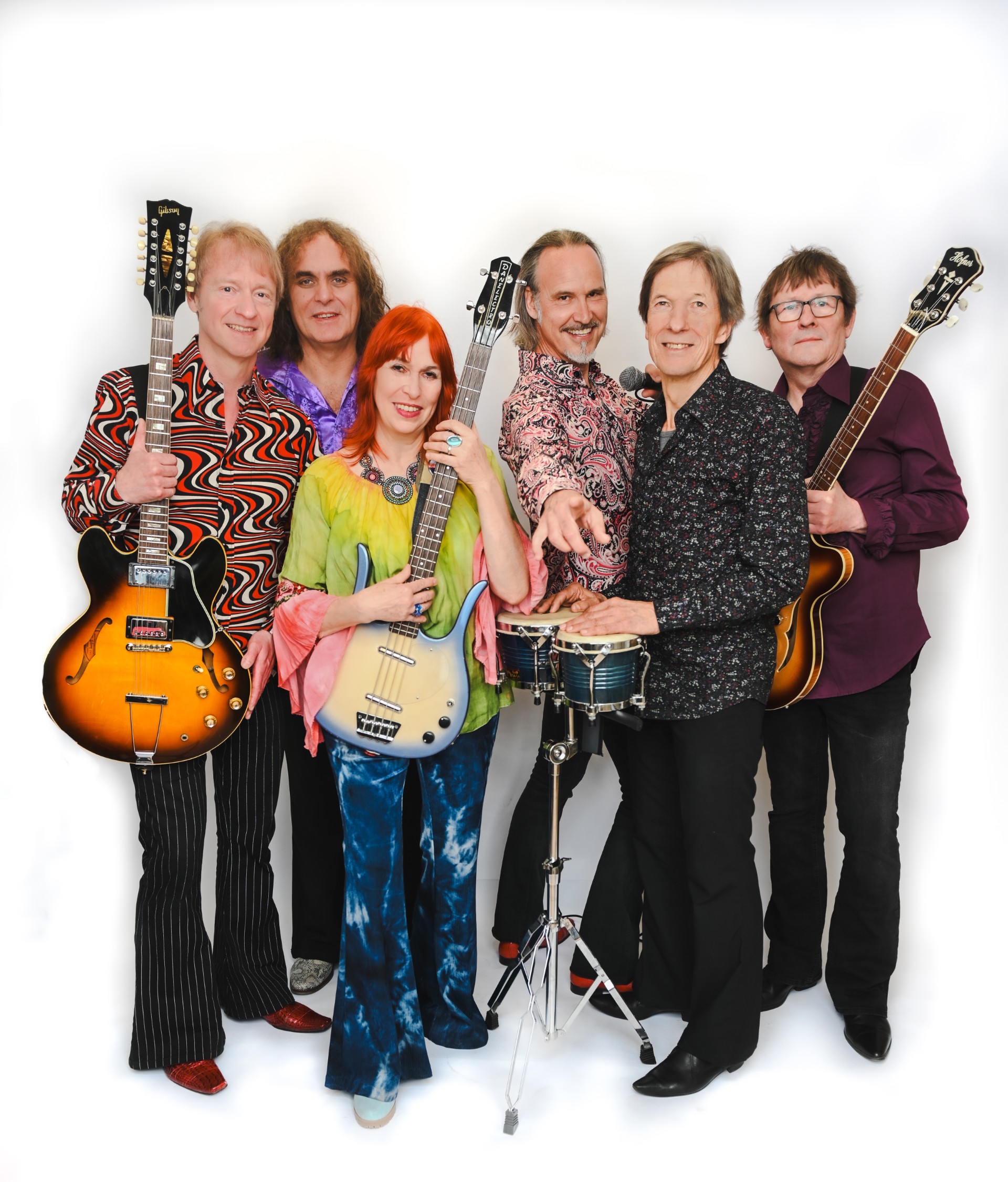 Gruppe an Musiker*innen mit Musikinstrumenten